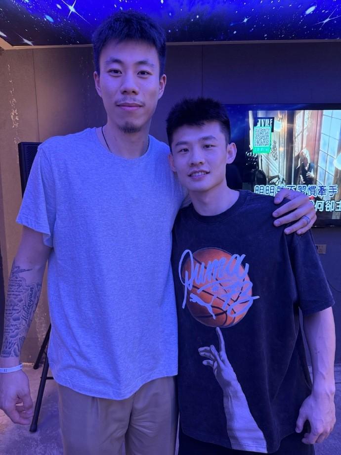 华体会官网-王岚嵚晒与张镇麟等人合照：一年队友，但足够幸运和自豪