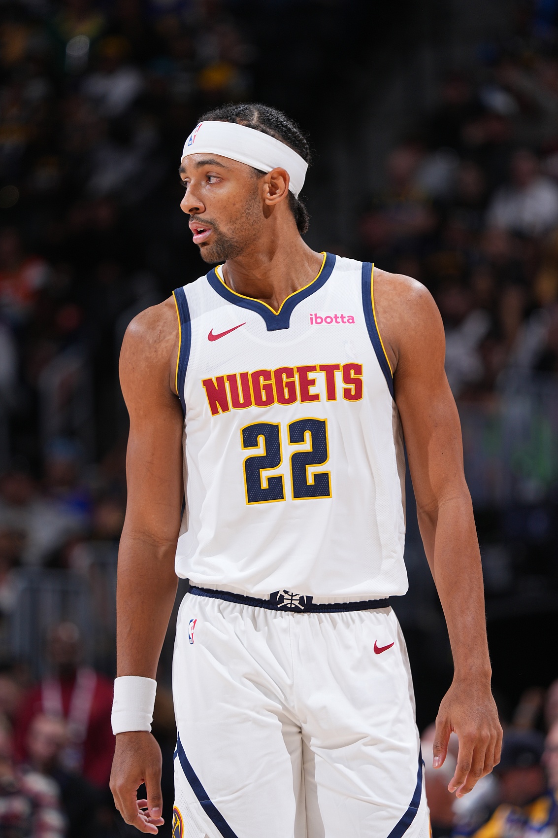 华体会比分直播-内线支柱！纳吉全场12投4中&amp;罚球2中2 得到11分12板2助2帽