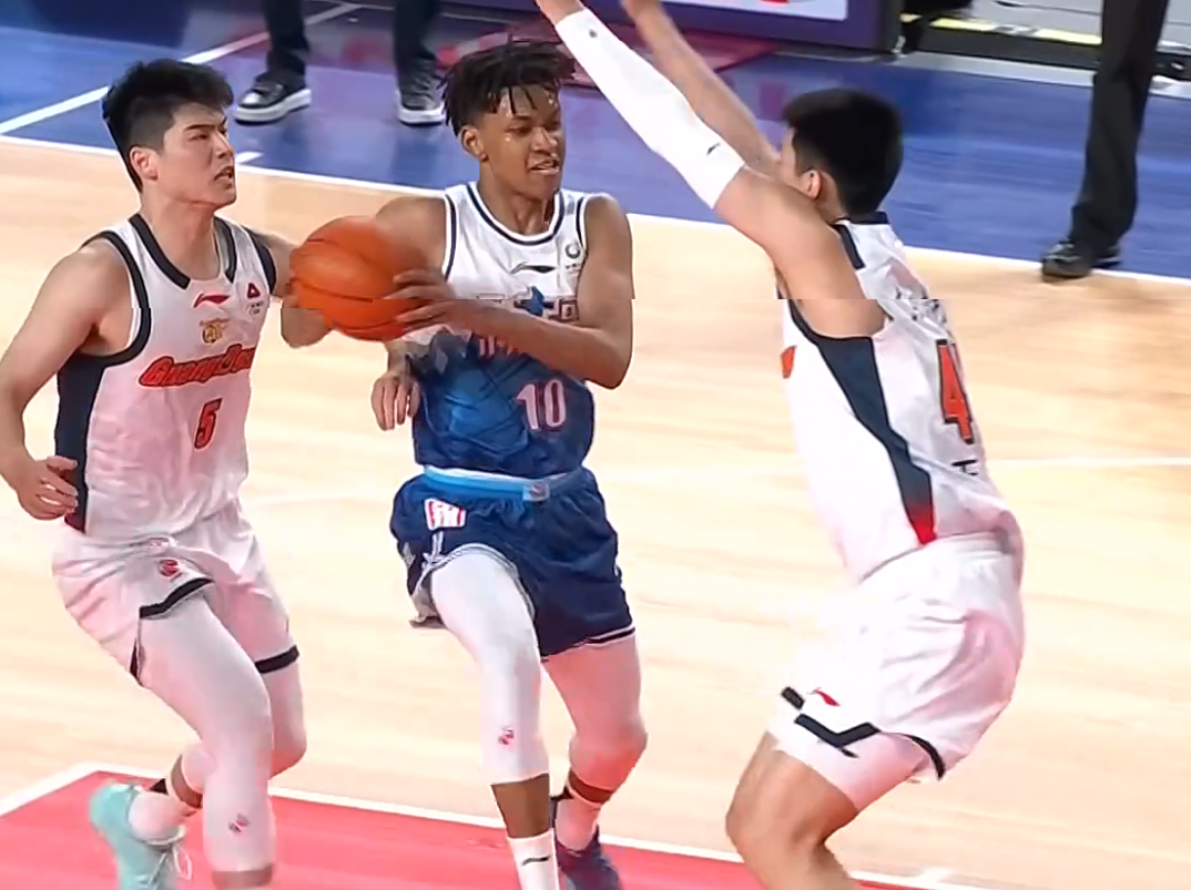 华体会官网-气势如虹！广东完美压制新疆，胡明轩三分建功，麦考尔首秀满分